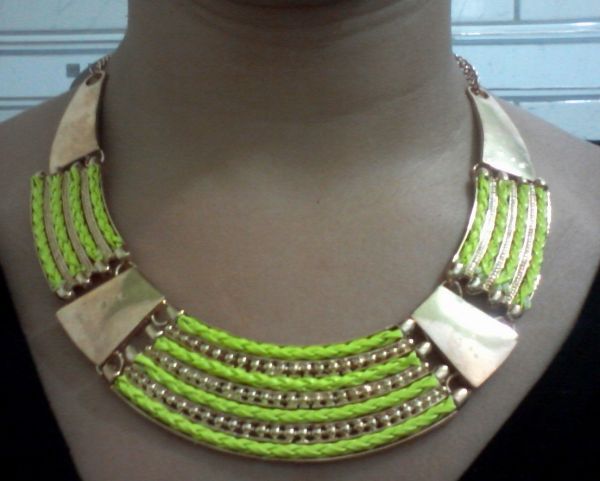 Colar Dourado e Amarelo